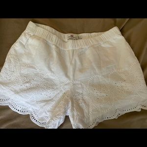 Vineyard Vines adorable white shorts 🐳